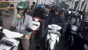 macet-parah-truk-bermuatan-kerikil-mogok-di-tengah-jembatan-aur-duri-i.jpg