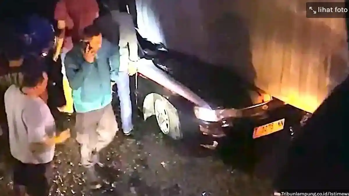 SEKELUARGA Tewas Tertimpa Truk Kontainer yang Terguling: Ayah, Ibu dan Anak