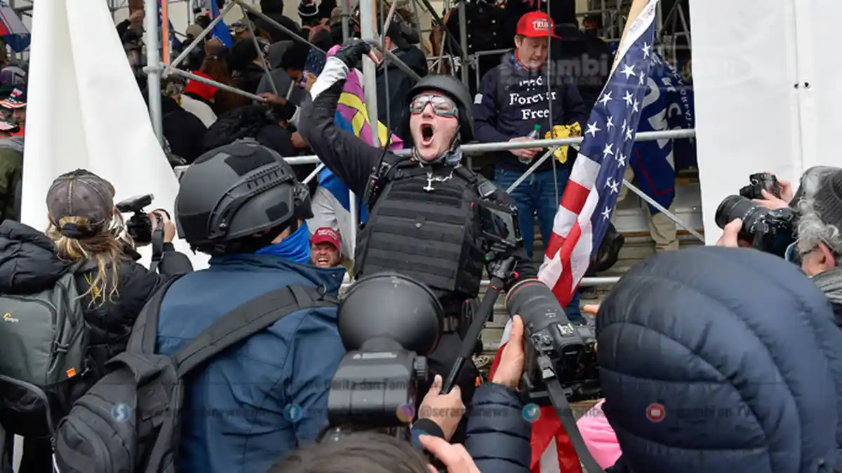 FOTO - Kerusuhan di Capitol Building, Demo Yang Belum Pernah Terjadi Sebelumnya di Amerika - meminta-untuk-menggerebek-gedung-capitol.jpg