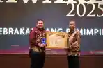 GM-PLN-UID-Riau-dan-Kepri-Joni-Tribun-Pekanbaru-Award.jpg