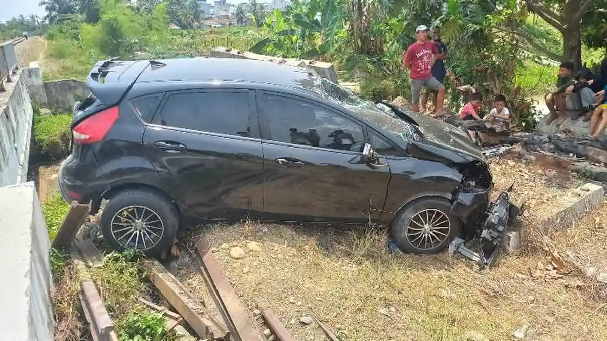 Ditabrak Kereta Api, Tiga Penumpang Mobil Ford Fiesta Luka Berat, Kaca Depan Hancur