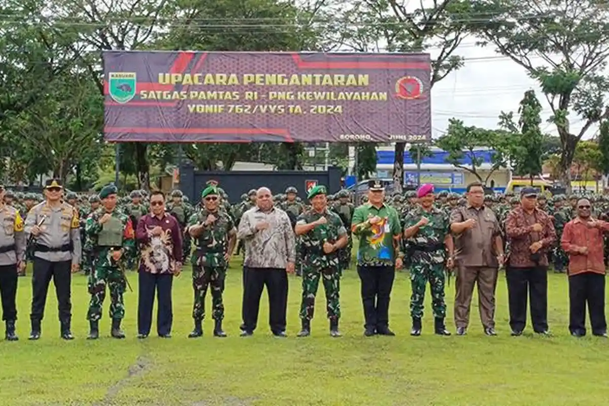 Pj Bupati Maybrat Hadiri Upacara Pengantaran Satgas Yonif RK 762/VYS, Pemkab Siap Dukung