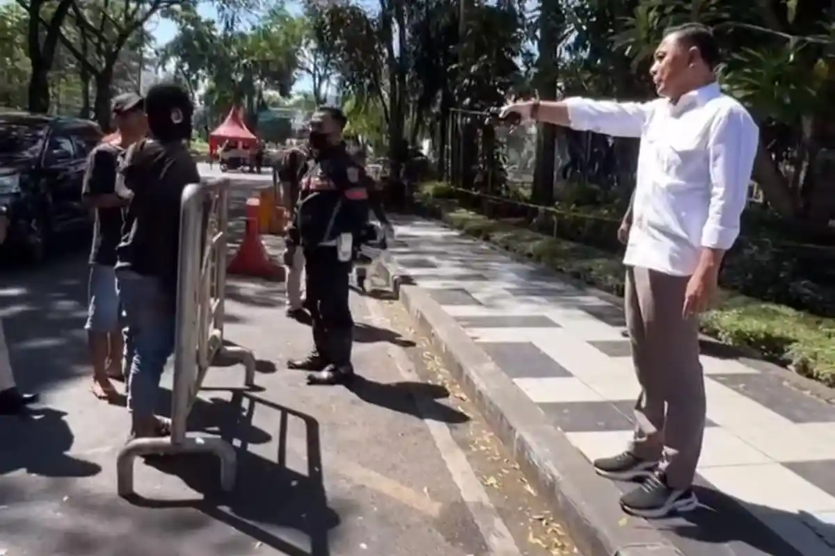 Getok Pengunjung, Jukir Liar KBS Langsung Kena Batunya saat Wali Kota Eri Cahyadi Sidak