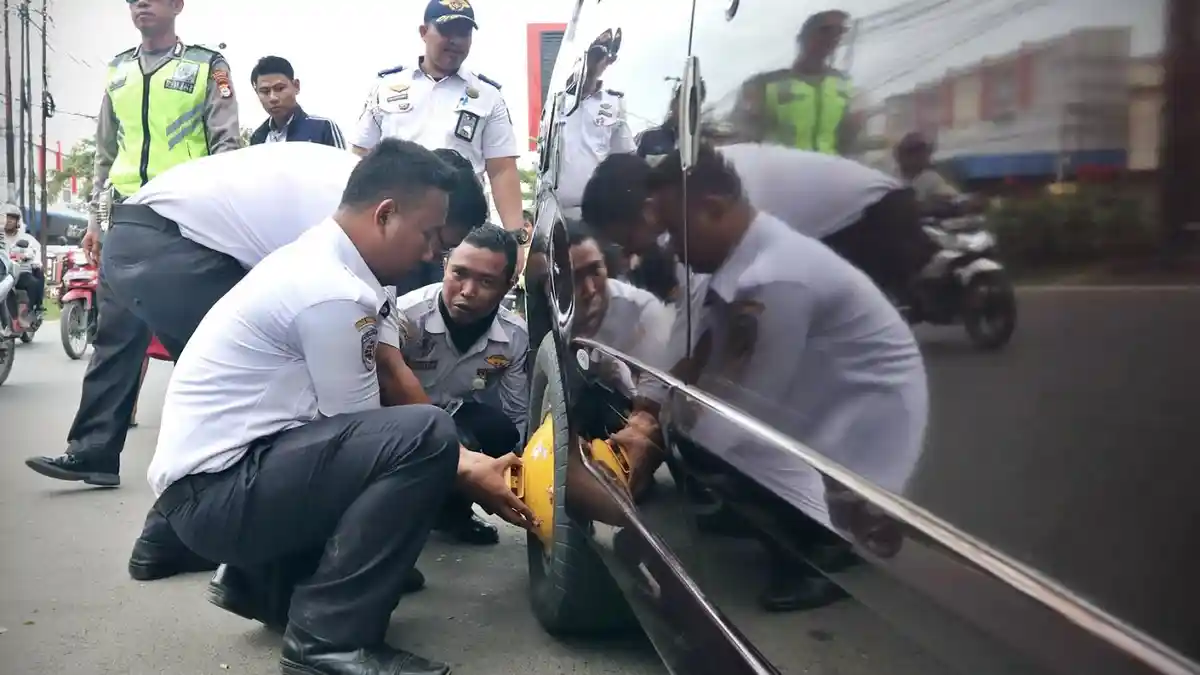 FOTO: Dishub Makassar Gembok Ban Mobil Parkir di Jalan Pengayoman - bokgem3.jpg