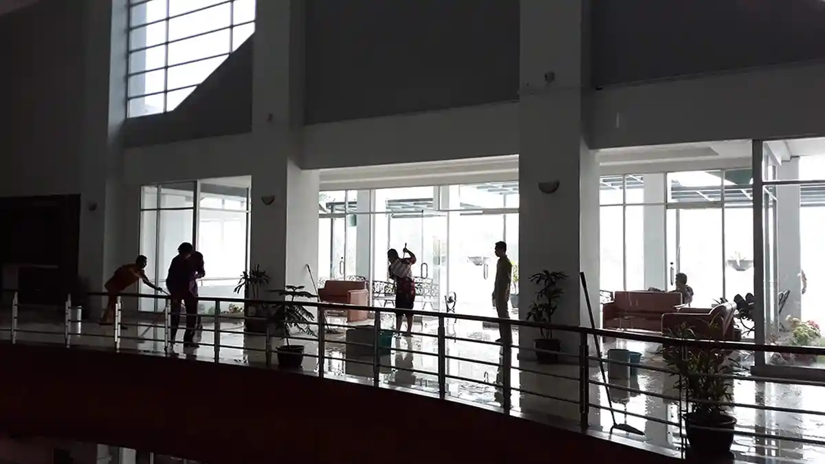 BREAKINGNEWS - Ruangan Banjir Akibat Tempias, Plafon Gedung DPRD Batam Mendadak Jatuh Terhempas