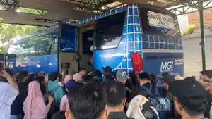 Kepadatan-penumpang-di-Terminal-Leuwipanjang-Bandung.jpg