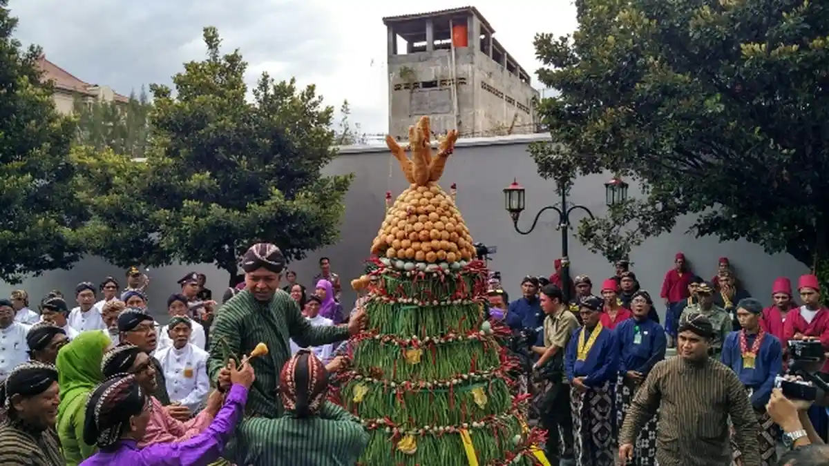 REALTIME NEWS : Gunungan Kakung Diserbu PNS Pemda DIY dan Masyarakat