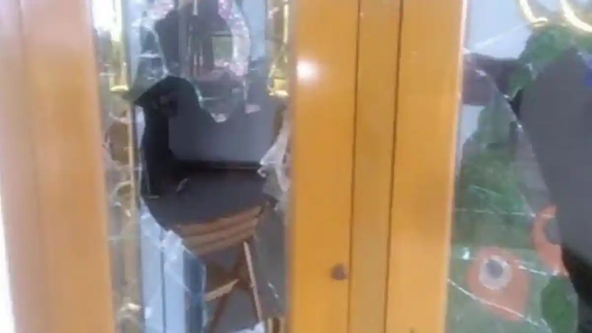 Rumah Pak Kades Dihancurkan Preman, Warga Ketakutan dan Sembunyi Dalam Rumah