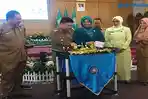 Bupati-Sambas-H-Satono-saat-memotong-tumpeng-per235wersdf.jpg