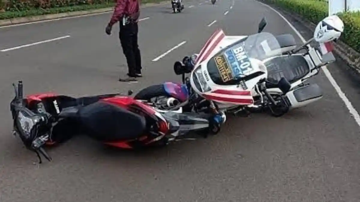 Tabrak BM Polisi, Pemotor Ini Ditilang & Bensinya Dikuras Habis: Terpaksa Jalan ke Polres Tangsel