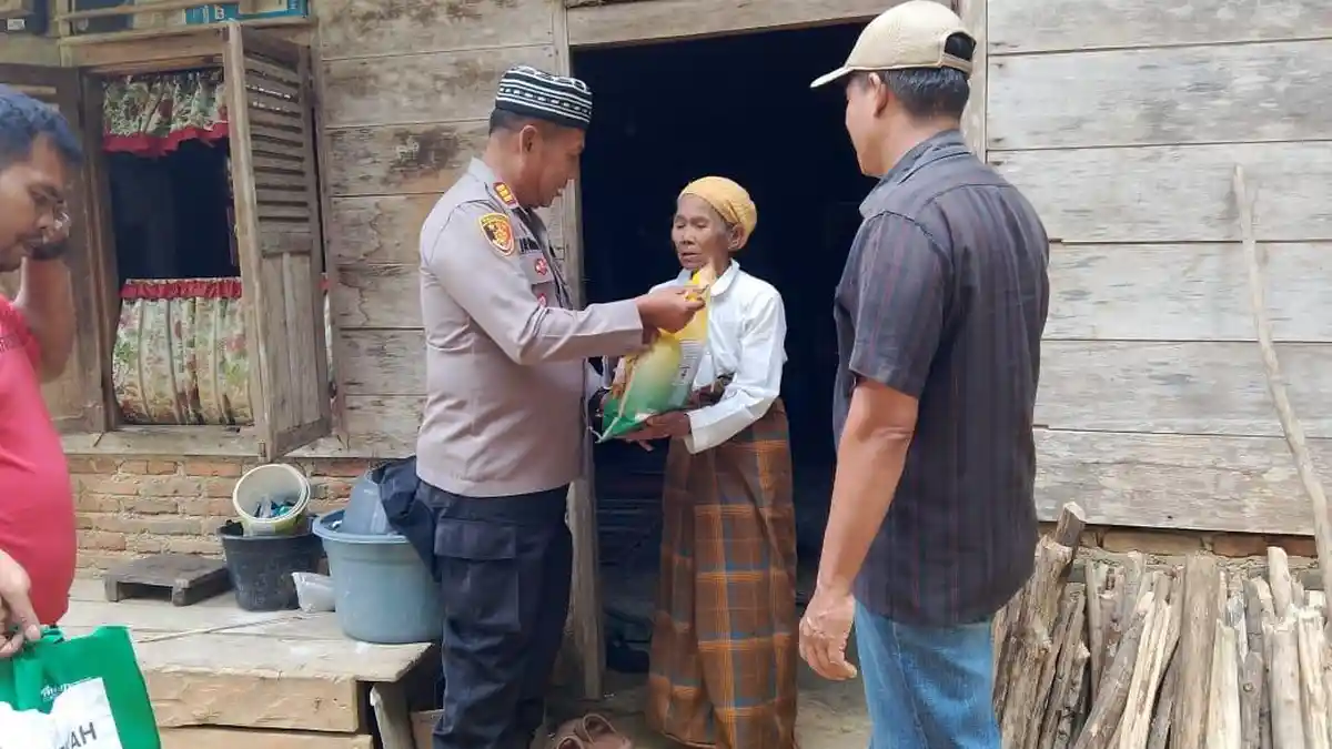 Kapolsek Sosopan Door To Door Kegiatan Jum'at Berkah, Berikan Sembako Kepada Warga Kurang Mampu