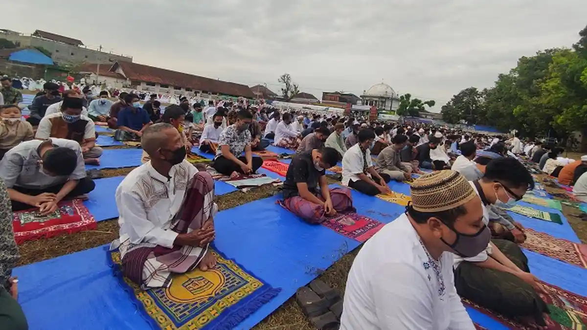 Salad Id di Lapangan Grendeng Purwokerto: Petugas Terus Ingatkan Jemaah agar Menjaga Jarak
