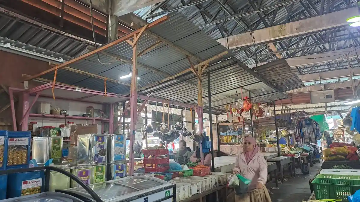 Atap Pasar Baru Bintan Rusak, Pedagang Sulit Jualan Saat Hujan Deras