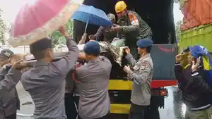 proses-evakuasi-warga-yang-sakit-oleh-tim-sar-brimob-batalyon-b-pelopor-polda-sulsel.jpg