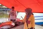 Tri-Enda-salah-satu-pedagang-gorengan-di-Tebat-Rukis.jpg