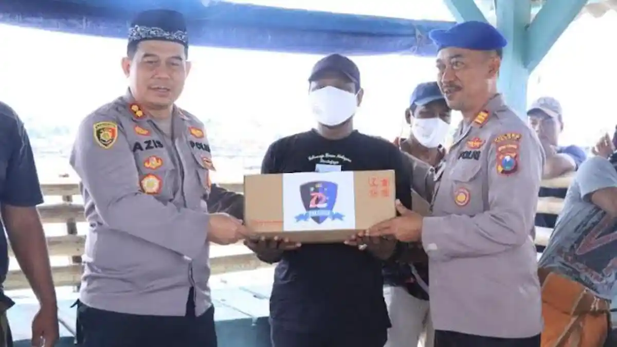 72 Paket Sembako Disalurkan untuk Nelayan di Lumpur Kabupaten Gresik