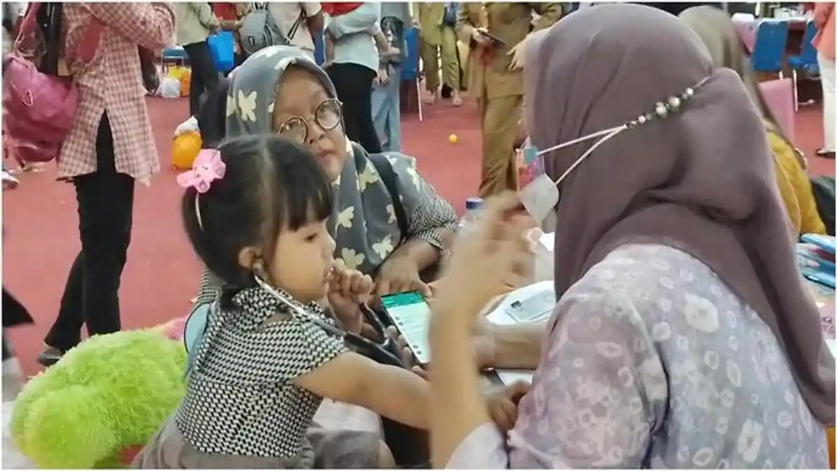 Aksi Lucu Bocah Peserta Lomba Balita Sehat Banyuasin, Pinjam Stetoskop Periksa Dokter