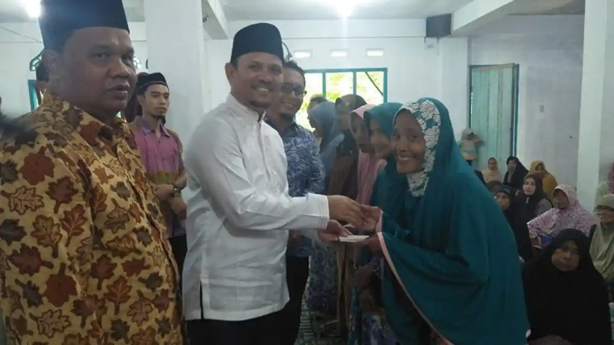Bupati Aceh Besar Serahkan Tabungan dan ATM ProAbes