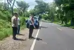 PASCA-KECELAKAAN-Anggota-Satlantas-Polres-Sampang-saat-menunjukkan-lokasi-kecelakaan.jpg