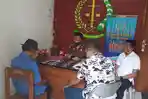 penyidik-ditreskrimsus-polda-ntt-menyerahkan-tersangka-st-alias-asep-jeff.jpg