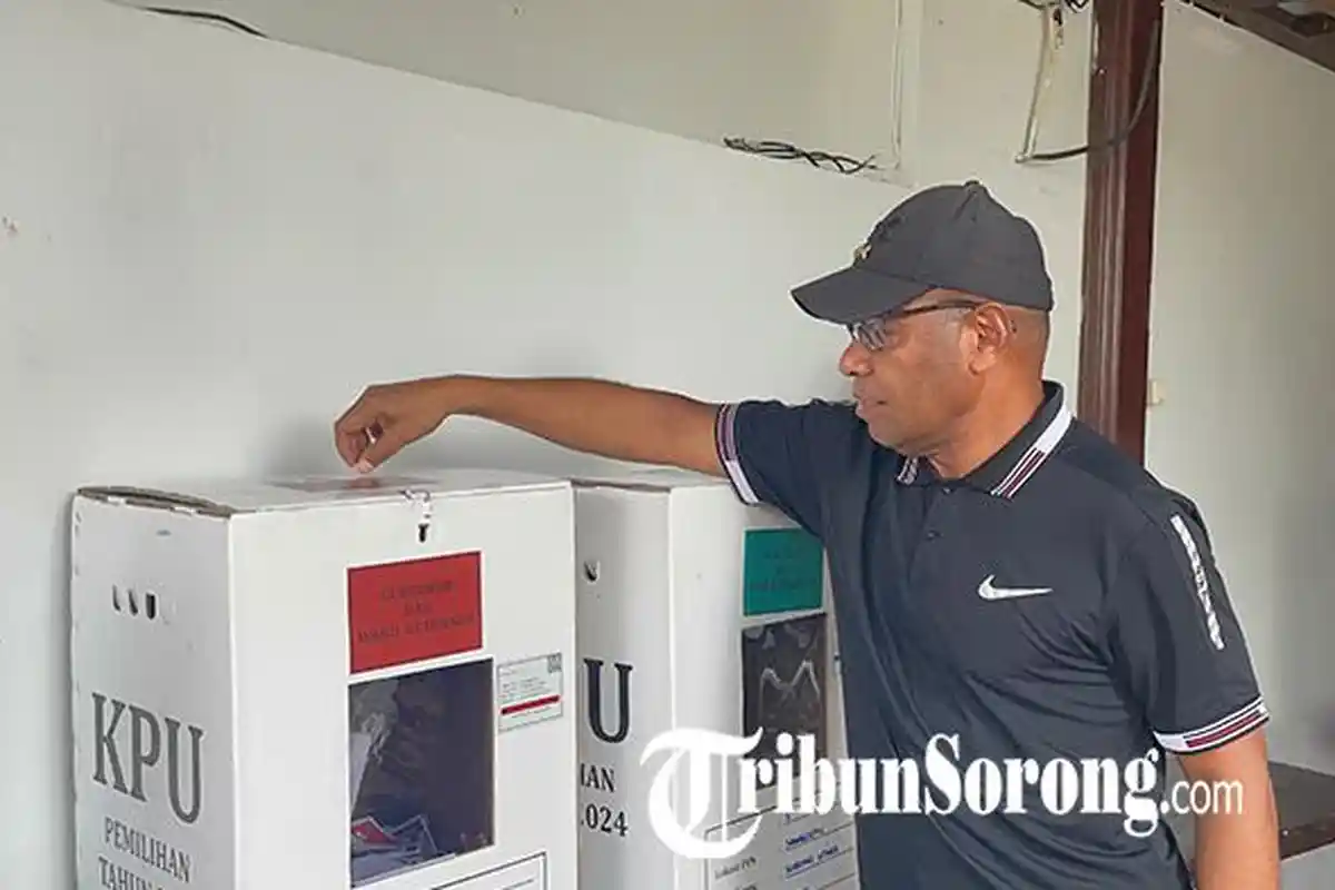 Cagub Papua Barat Daya Joppye Wayangkau Coblos di TPS 5 Kota Sorong, Biarkan Rakyat yang Menentukan