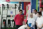 presiden-joko-widodo-mengamati-salah-satu-karyawan-spbu.jpg