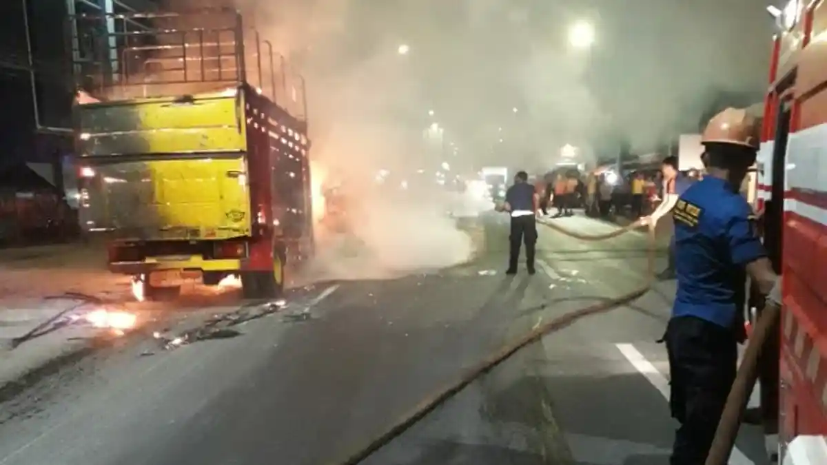 Baru Isi BBM, Truk Terbakar Hebat di Jalinsum Bandar Jaya
