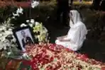 BCL Ratapi Kepergian Suami Tercintanya