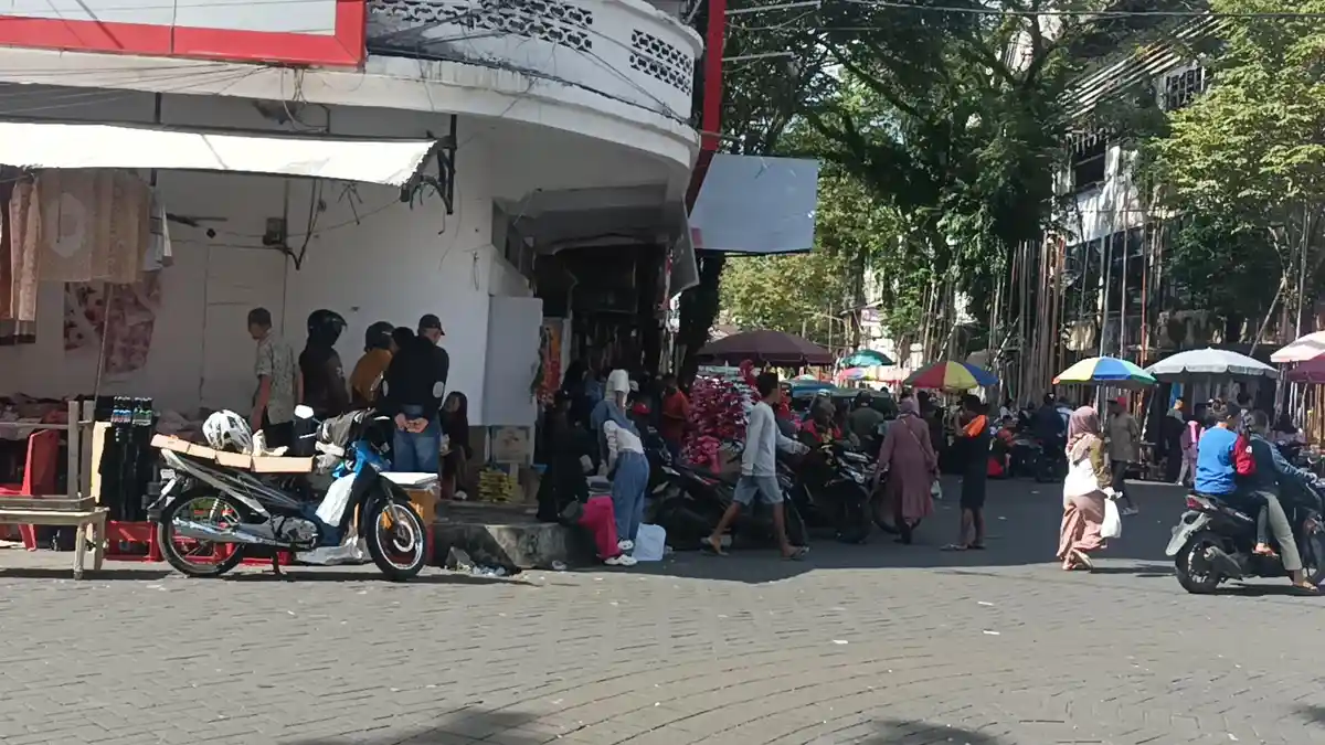 Satu Hari Jelang Lebaran di Pasar 45 Manado, Warga Borong Baju, Sepatu dan Kue Lebaran