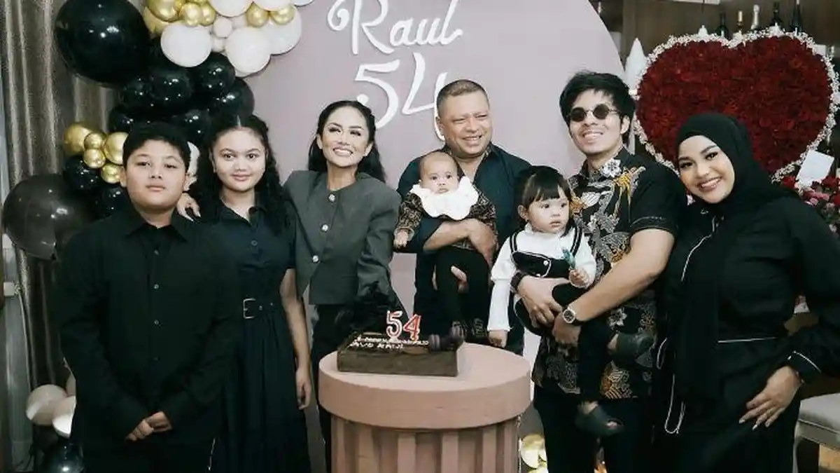 Ayah Tiri Aurel Hermansyah, Raul Lemos Ulang Tahun ke-54, Bahagia Dirayakan Bareng Anak Cucu