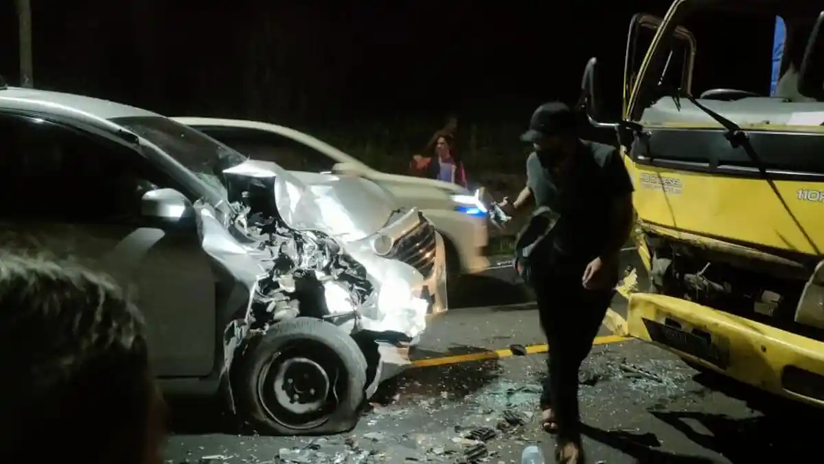 Avanza Adu Banteng dengan Truk di Kalipucang Pangandaran, Bagian Mesin Hancur