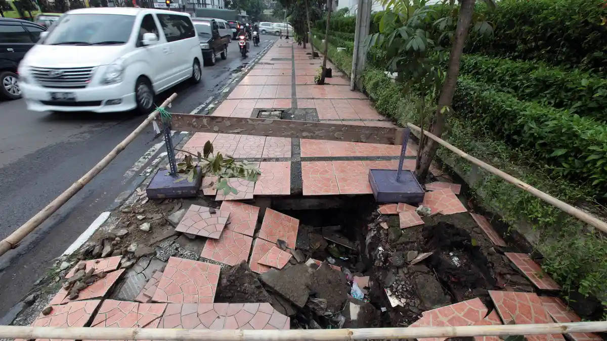 Proyek Trotoar di Jimbaran Mangkrak  Ditinggal Mudik