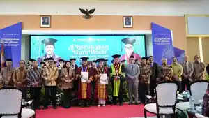 dua-guru-besar-Umsura-dikukuhkan.jpg