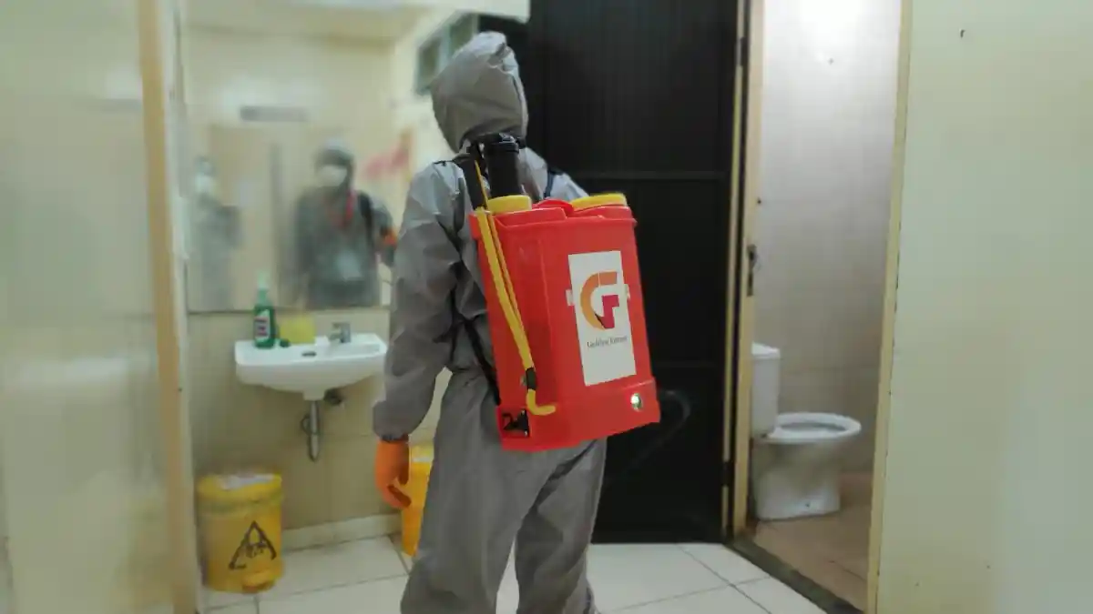 Garda Covid-19 Semprotkan Cairan Disinfektan dan Salurkan APD ke Sejumlah RS Rujukan