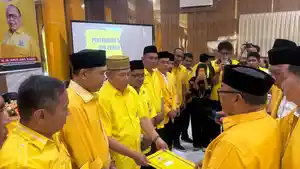 Serahkan-SK-Pengurus-Saat-Temu-Kader.jpg
