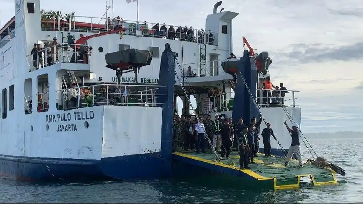 Bawa 347 Penumpang dari Pulau Enggano Bengkulu, KMP Pulo Tello Lego Jangkar