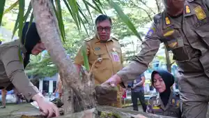 BUPATI-TAKALAR-Bupati-Takalar-Firdaus-Daeng-Manye-memeriksa-kondisi-taman-kantor.jpg