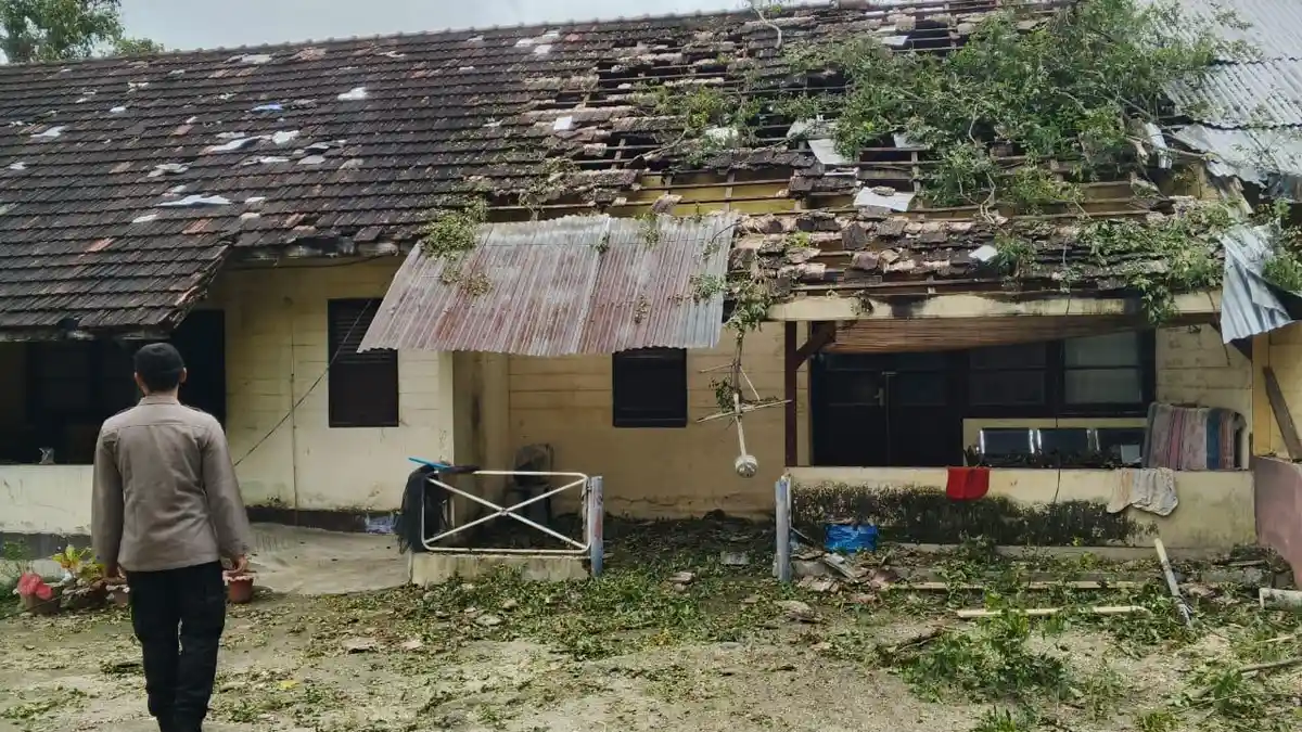 Pohon Tumbang Rusak Tiga Rumah Dinas Polsek Parapat Simalungun, Kerugian Capai 40 Juta Rupiah