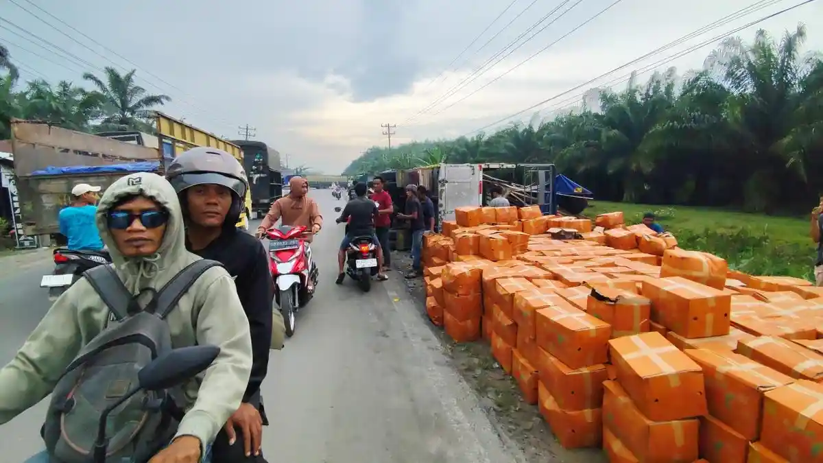 Truk Bermuatan Jeruk Terguling di Asahan, Akibat Berem Jalan Terlalu Tinggi