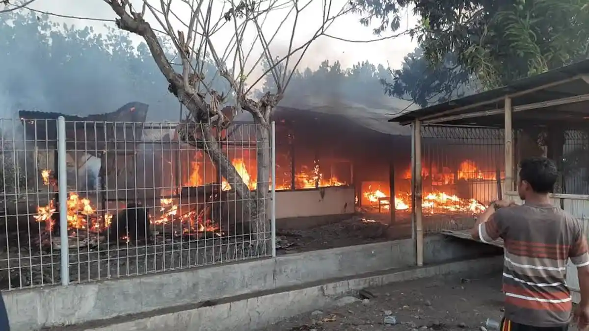 Dua Unit Rumah Dinas Perhubungan Laut di Aimere Terbakar, Simak Liputannya!