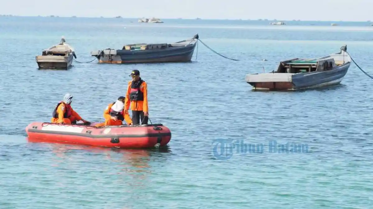 Basarnas Dibantu Warga Turun ke Laut, Cari Nelayan Karimun yang Dikabarkan Hilang