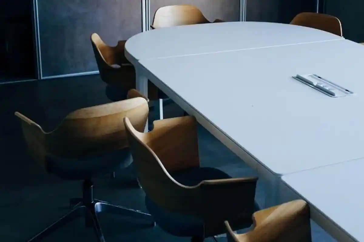 4 Tips Memilih Meja Meeting yang Nyaman untuk Kantor