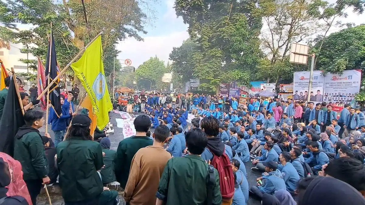 Mahasiswa dan Mahasiwa Ricuh Saat Demo BBM di Bandung, Ada Oknum yang Masuk