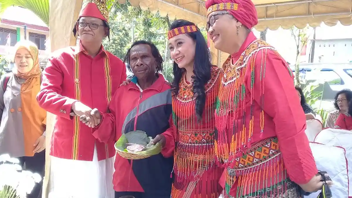 6 Warga Asal Papua Turut Mencicipi Panttollo Makanan Khas Toraja
