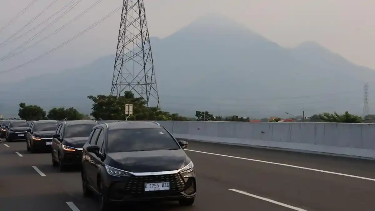 Teknologi Dual Mode BYD M6 DM Tunjukkan Efisiensi Tinggi Lewat Test Drive Surabaya-Prigen - Surya.co.id