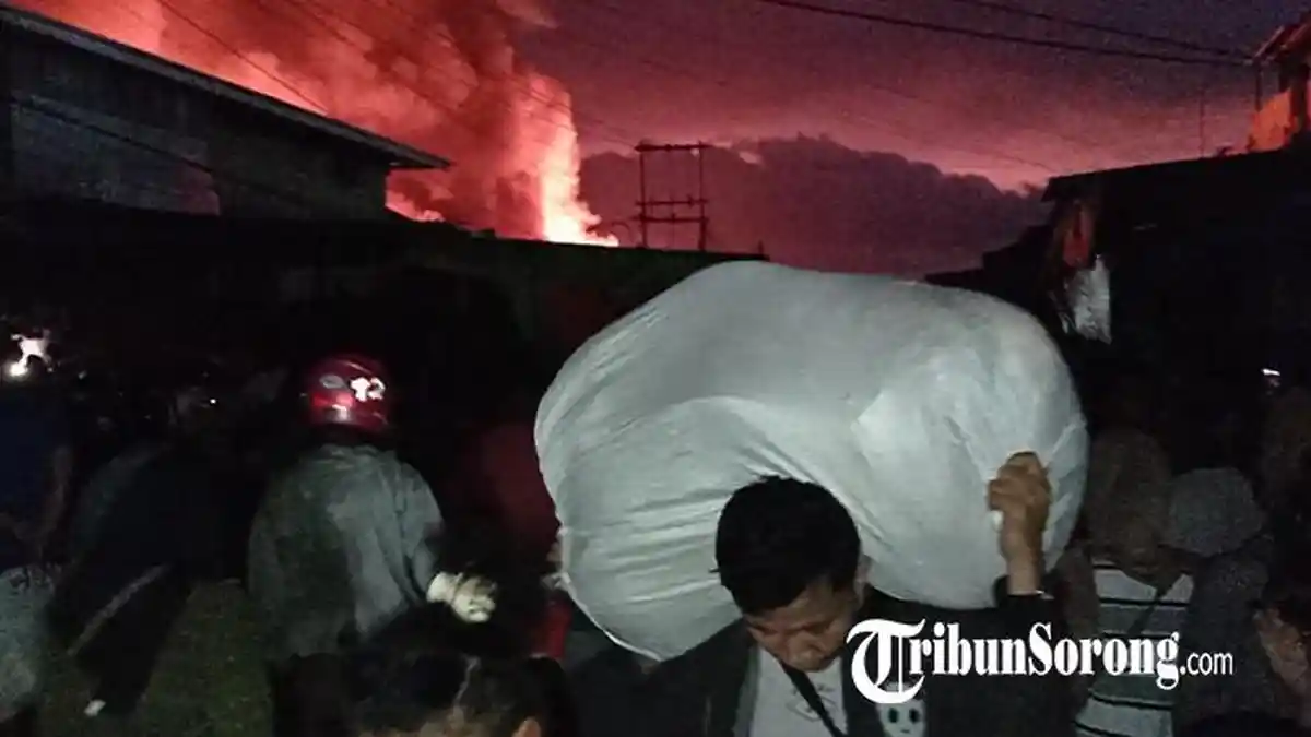 UPDATE Pasar Remu Kota Sorong Terbakar, Pedagang Pikul Karung Berisi Dagangan Keluar dari TKP