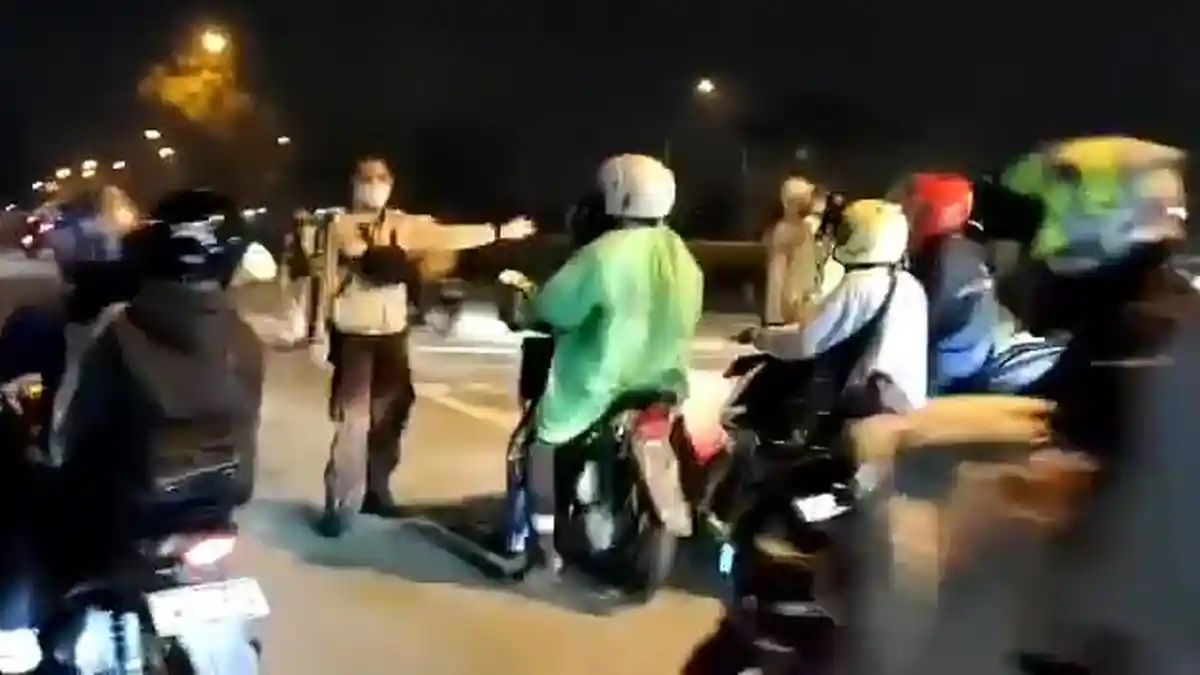 Pemudik Sepeda Motor Membeludak Melaju Bersamaan, Petugas Kewalahan