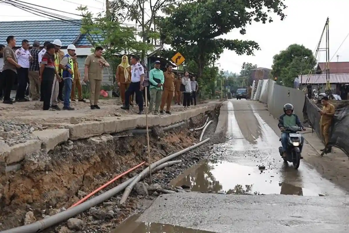 Pjs Bupati Kukar Tinjau Penanggulangan Jalan Longsor di Margasari, Targetkan Desember Selesai