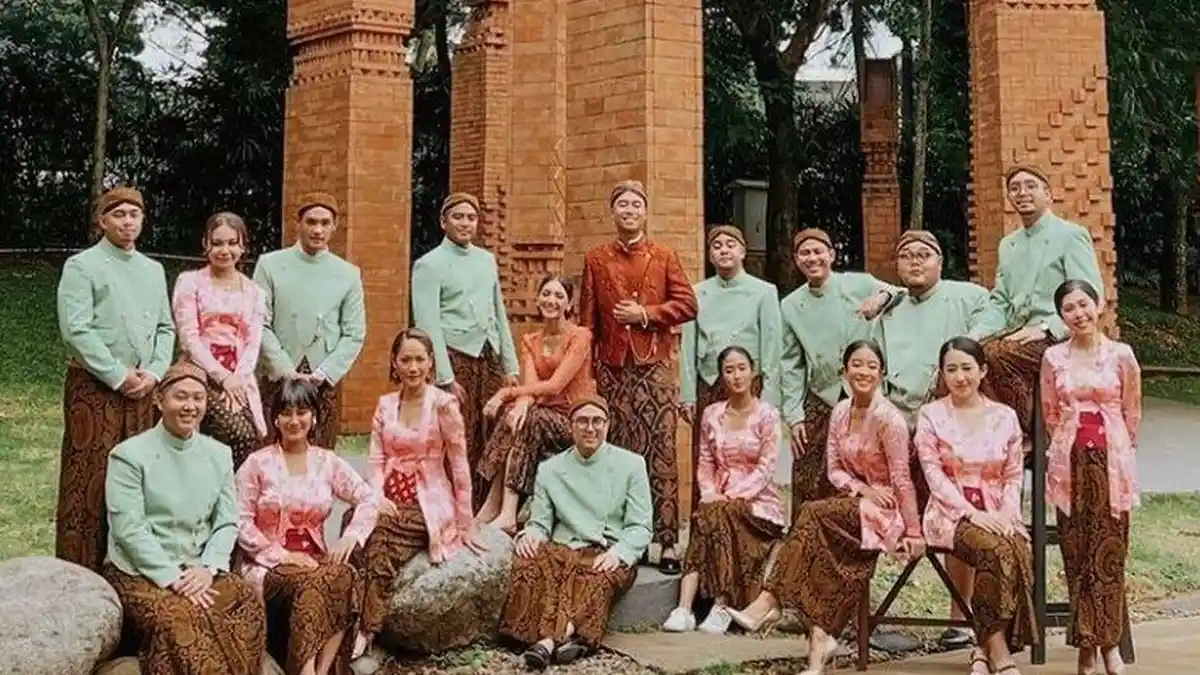 Dihadiri Sahabat, Intip Momen Romantis Acara Lamaran Vidi Aldiano dan Sheila Dara