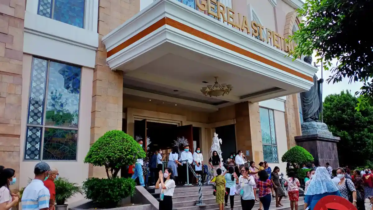 JAGA Protokol Kesehatan di Gereja Katolik Santo Petrus Batam, Petugas Terus Ingatkan Umat Jaga Jarak